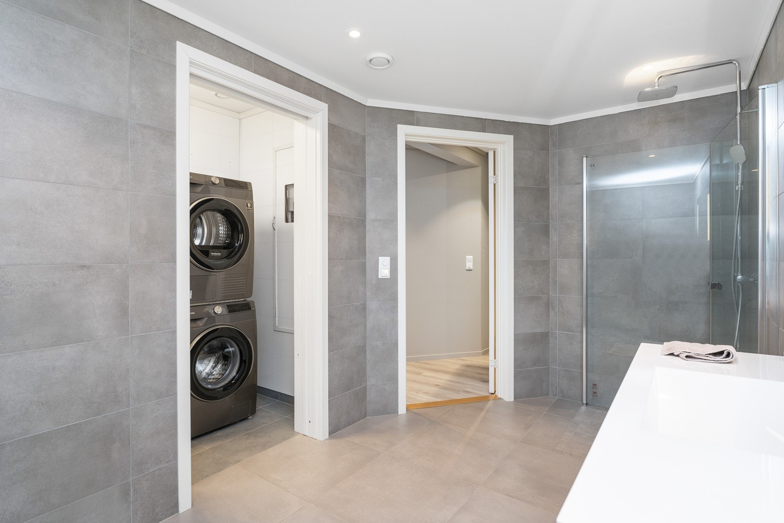 Badet har også praktisk avlukke med opplegg til vaskemaskin og tørketrommel, samt benk. Her er også varmtvannsbereder plassert. Galleribilde