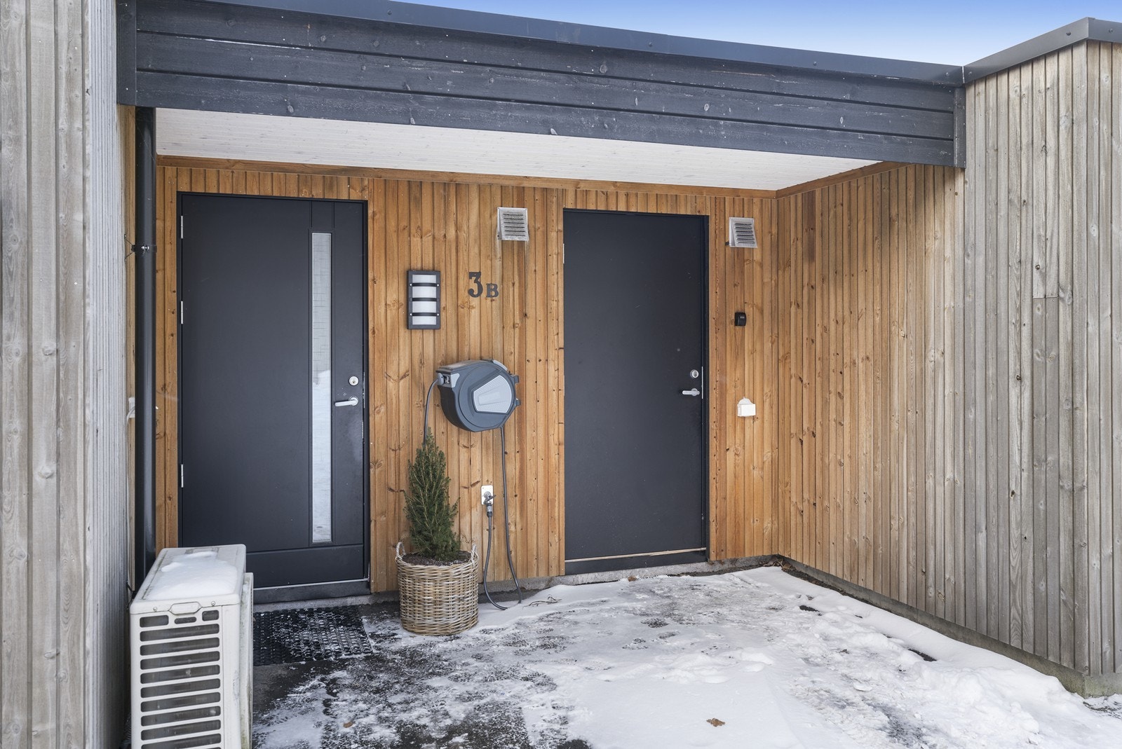 Inngangsprti. (Døren til høyre er inn til utvendig bod). Galleribilde