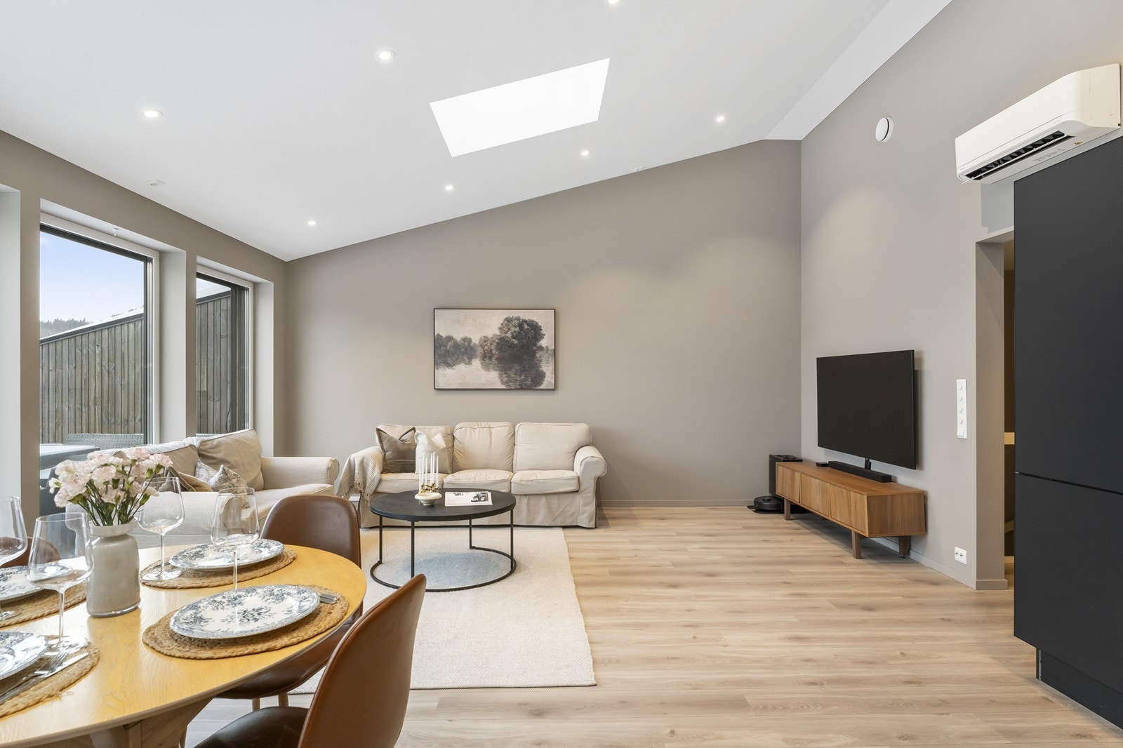 Boligen er utstyrt med utvendig elektrisk solskjerming på de store vinduene i front. Galleribilde