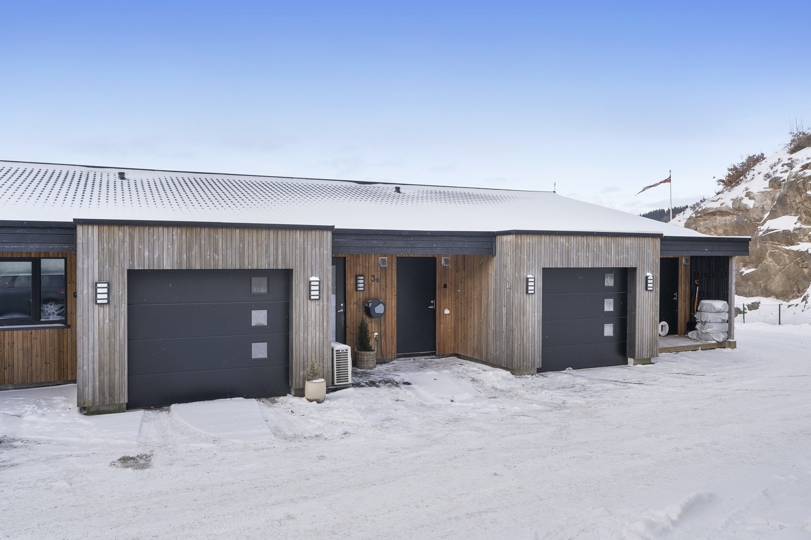 Inngang til bolig og garasje fra bakkeplan. Galleribilde