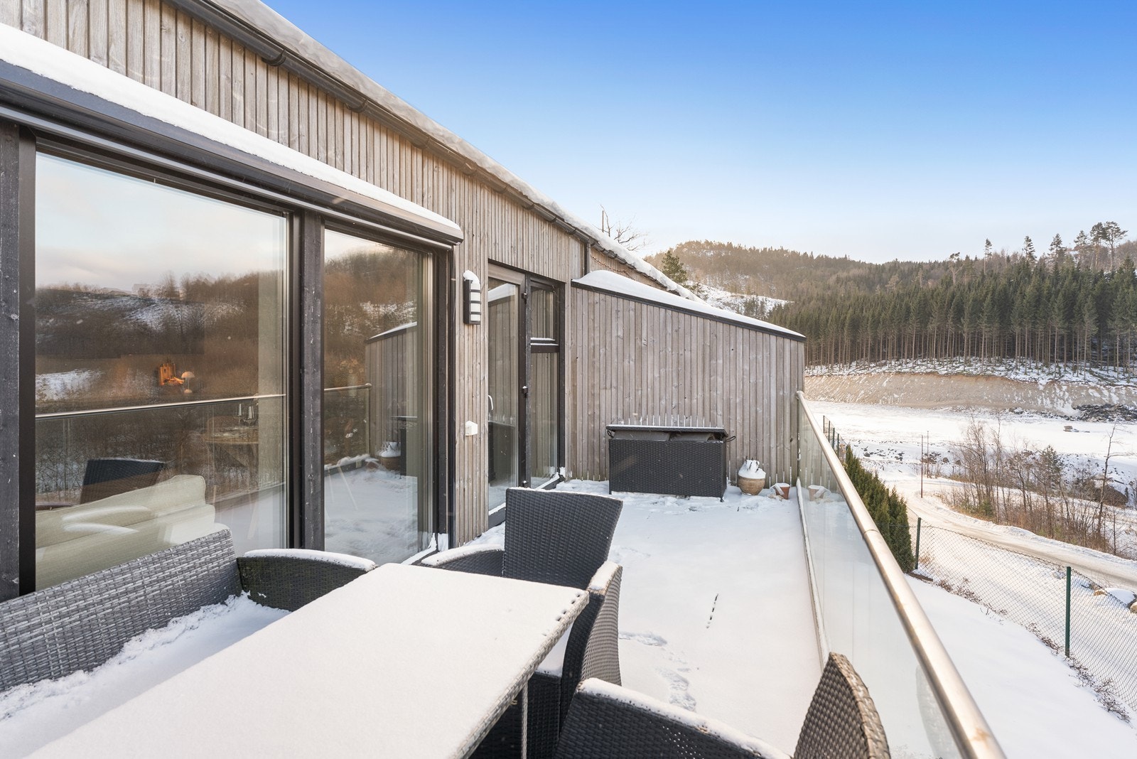 Flott terrasse med utgang fra boligens hovedetasje. Galleribilde