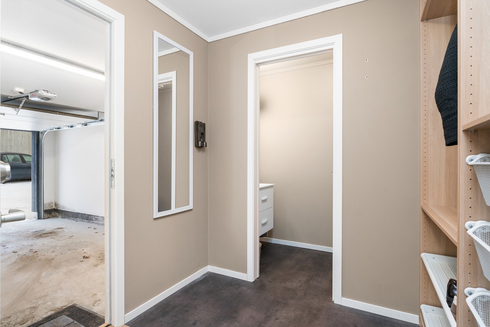 Praktisk grovgang med direkte tilgang til garasjen. Galleribilde