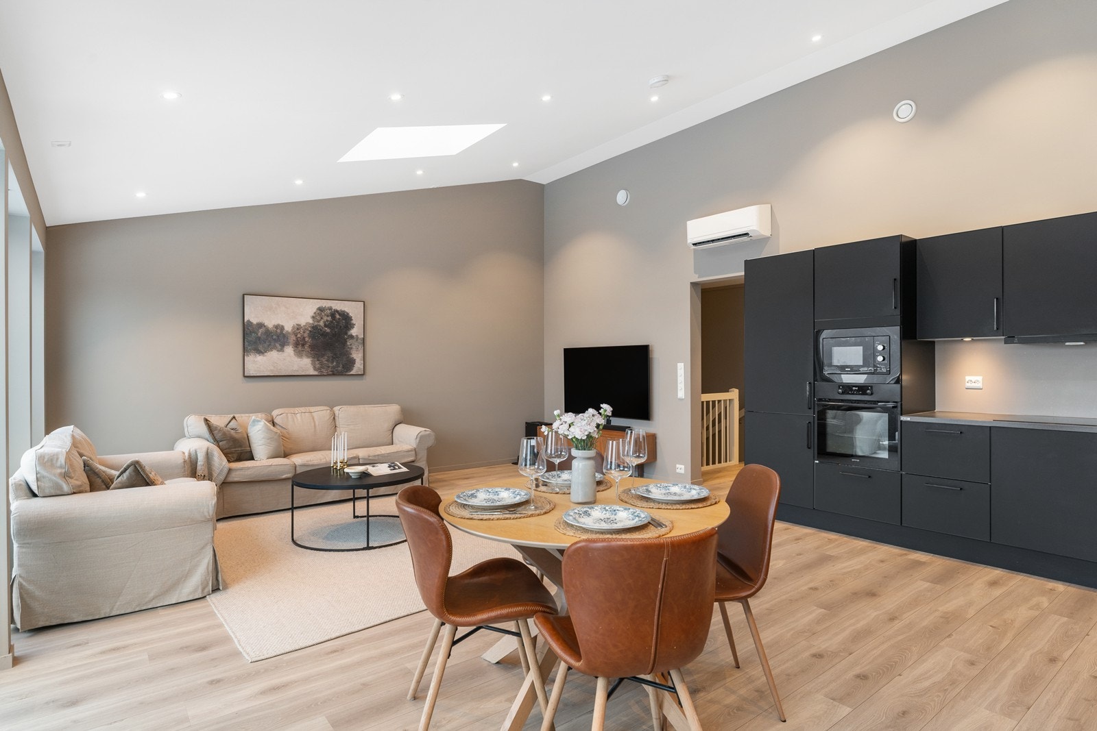 Flott bolig i rekke med moderne løsninger og fargevalg. Her kan man flytte rett inn! Galleribilde