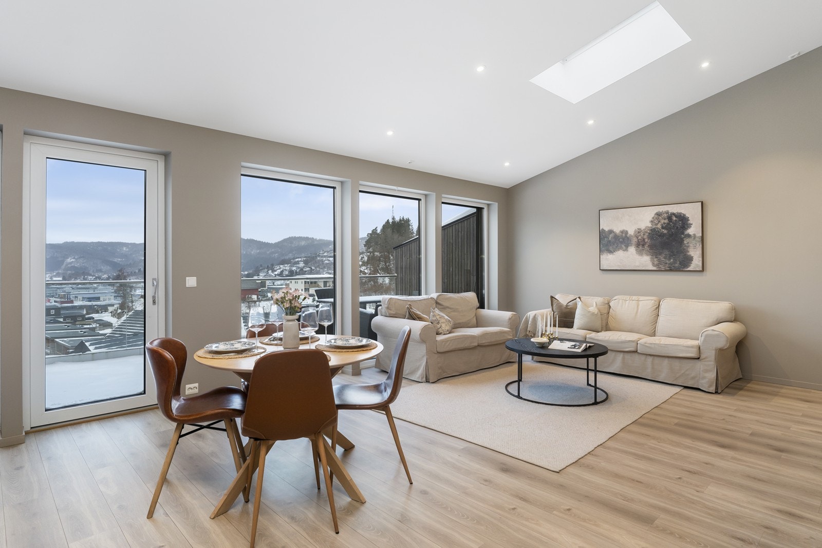 Store vindusflater i front takvindu gir gode sol -og lysforhold. Fra stue kjøkken er det også utgang til egen terrasse. Galleribilde