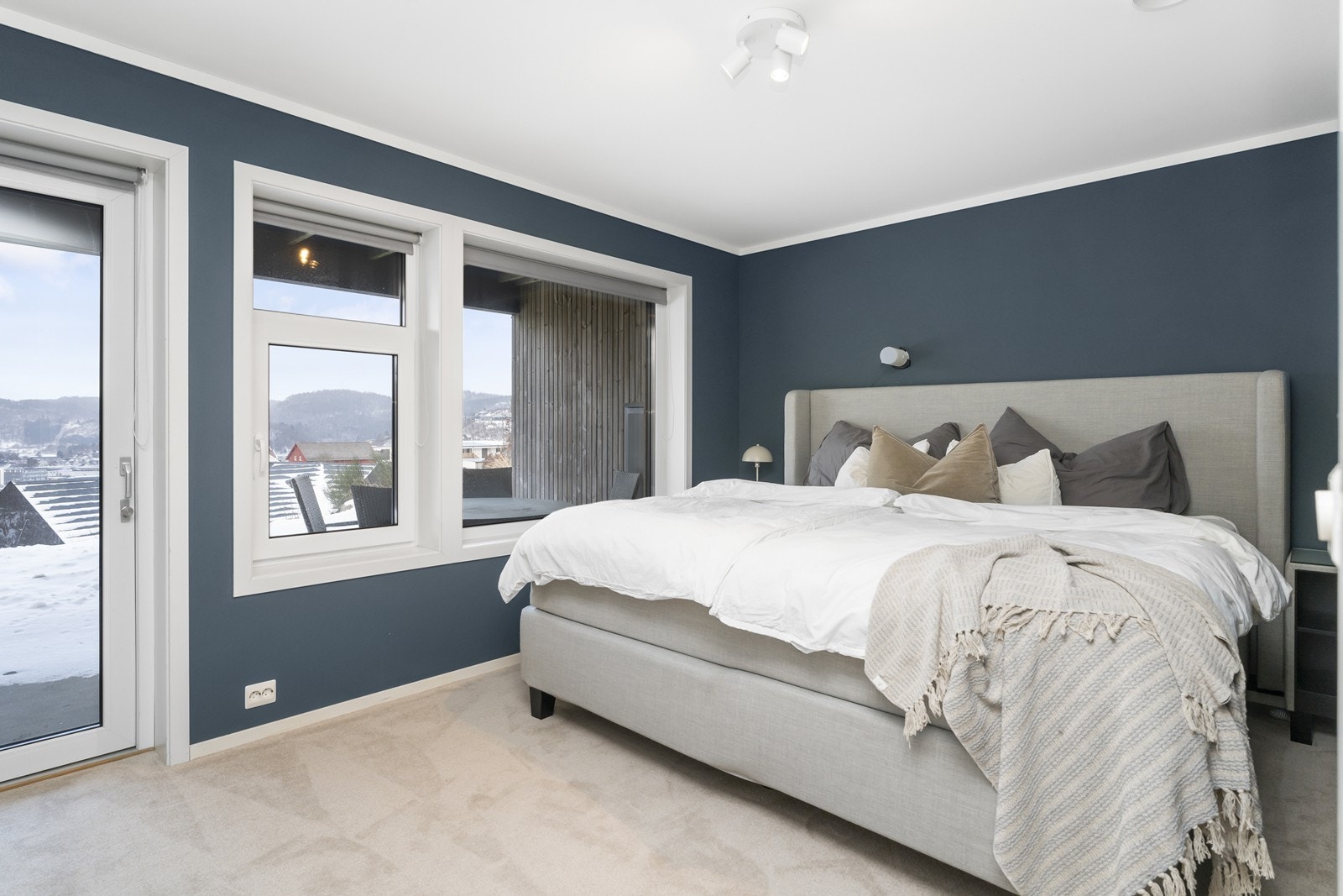 Herfra er det også utgang til støpt platting i front. Galleribilde