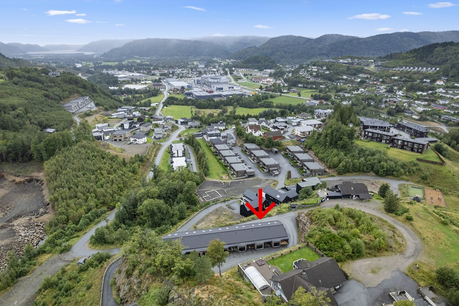 Sentral beliggenhet med alt av fasiliteter innenfor gangavstand og i nærmeste omkrets. Galleribilde