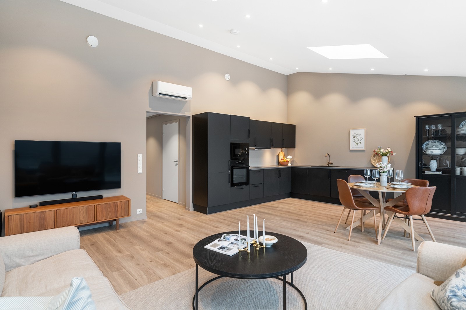 Den åpne løsningen mellom kjøkken og stue gir god romfølelse sammen med ekstra god takhøyde. Galleribilde