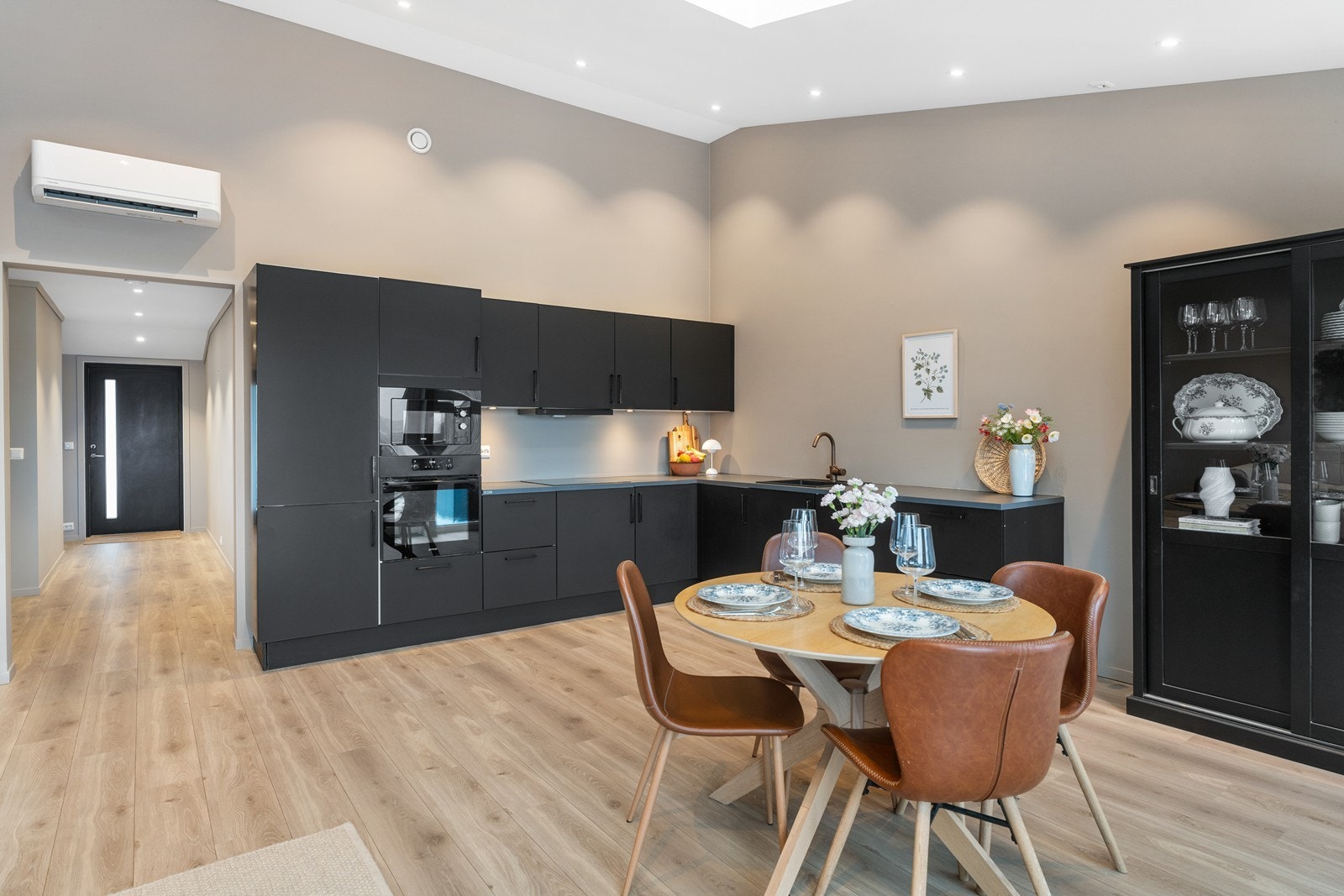 Boligen er utstyrt med et kombinert varmeanlegg som både gir gulvvarme om vinteren og luft aircondition om sommeren. Galleribilde