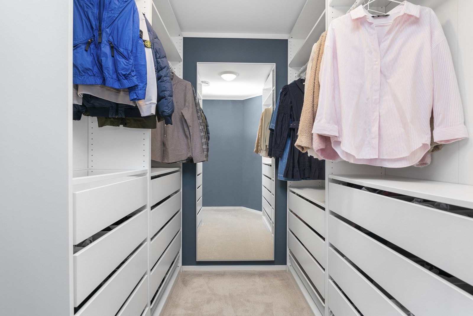 Walk-in tilhørende hovedsoverom er innredet med PAX-garderobesystem. Galleribilde