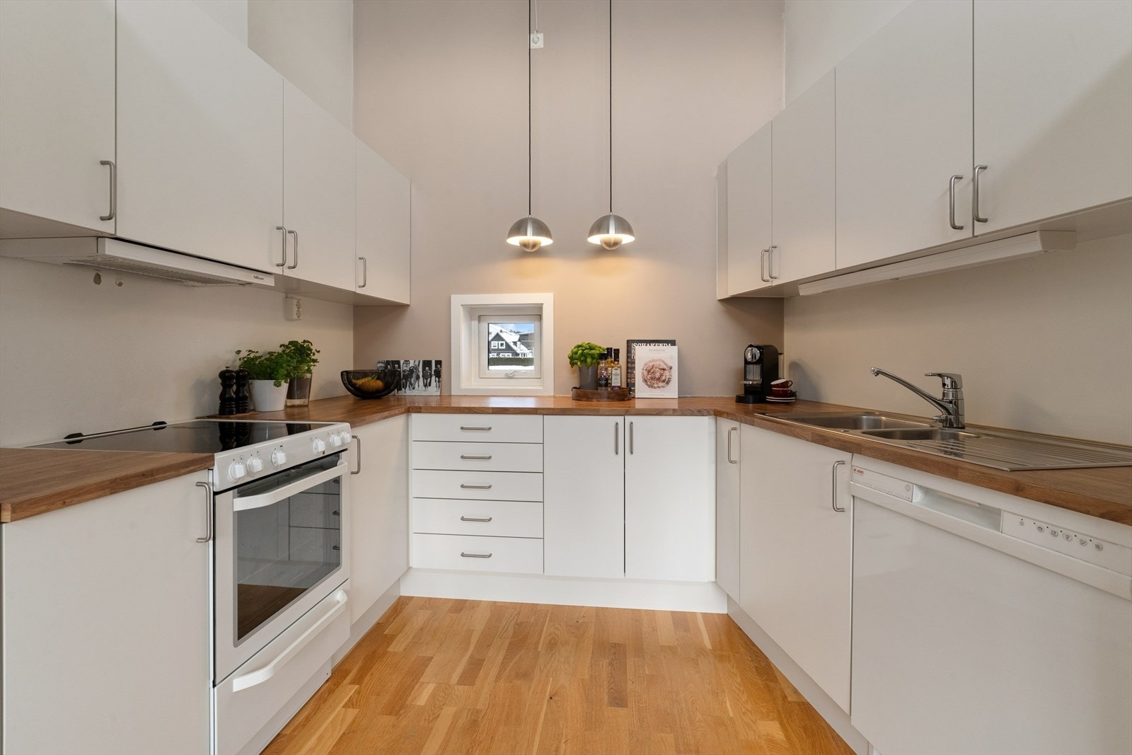 Funksjonelt kjøkken med laminat benkeplate og rikelig med skap- og benkeplass. Galleribilde