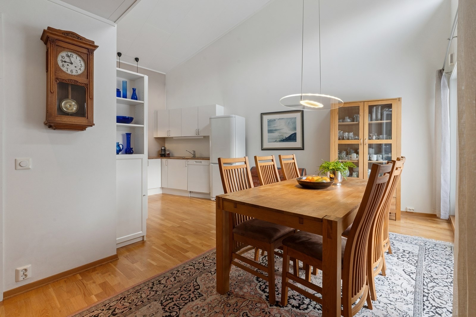 Spisestuen ligger i praktisk tilknytning til kjøkkenet, ideelt for sosiale sammenkomster. Galleribilde