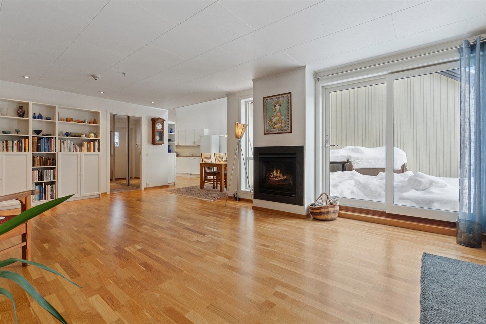 En moderne gasspeis i stuen skaper en lun og hyggelig stemning. Galleribilde