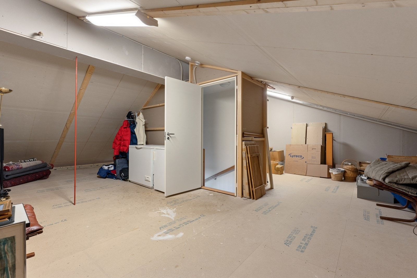 Fra trapp i stuen kommer du opp på et stort, uinnredet loft. Galleribilde