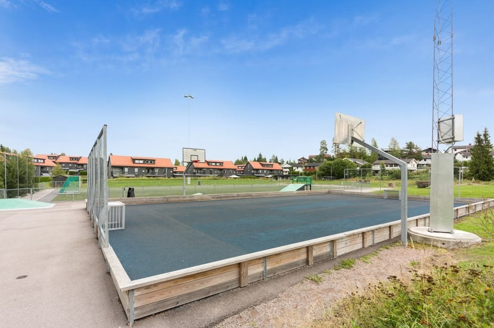 Tilgrensende borettslagets eiendom er det ballbane og aktivitetspark. (Arkivfoto-2018) Galleribilde