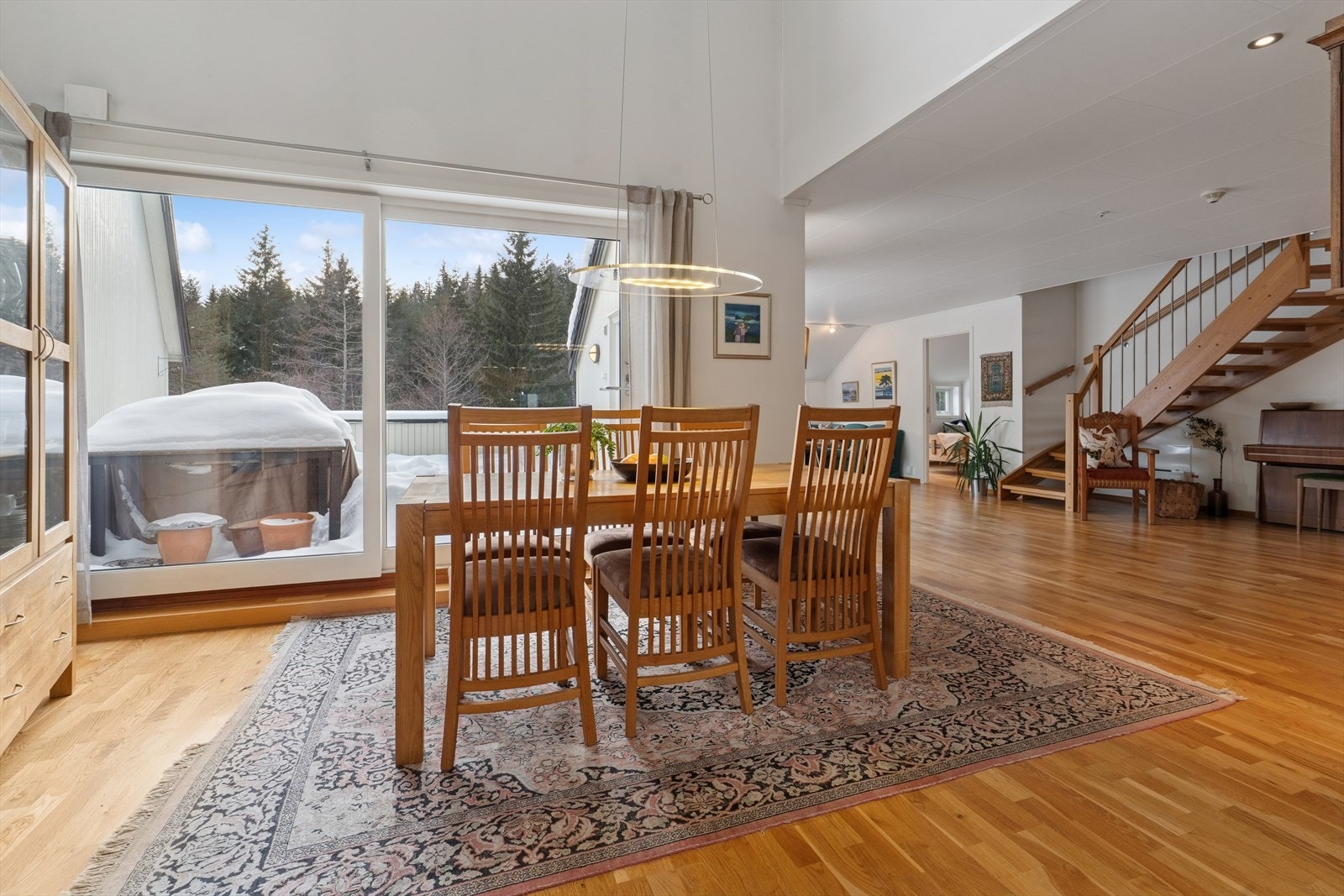 Også fra spisestuen er det skyvedør ut, noe som visker ut skillet mellom inne og ute. Galleribilde