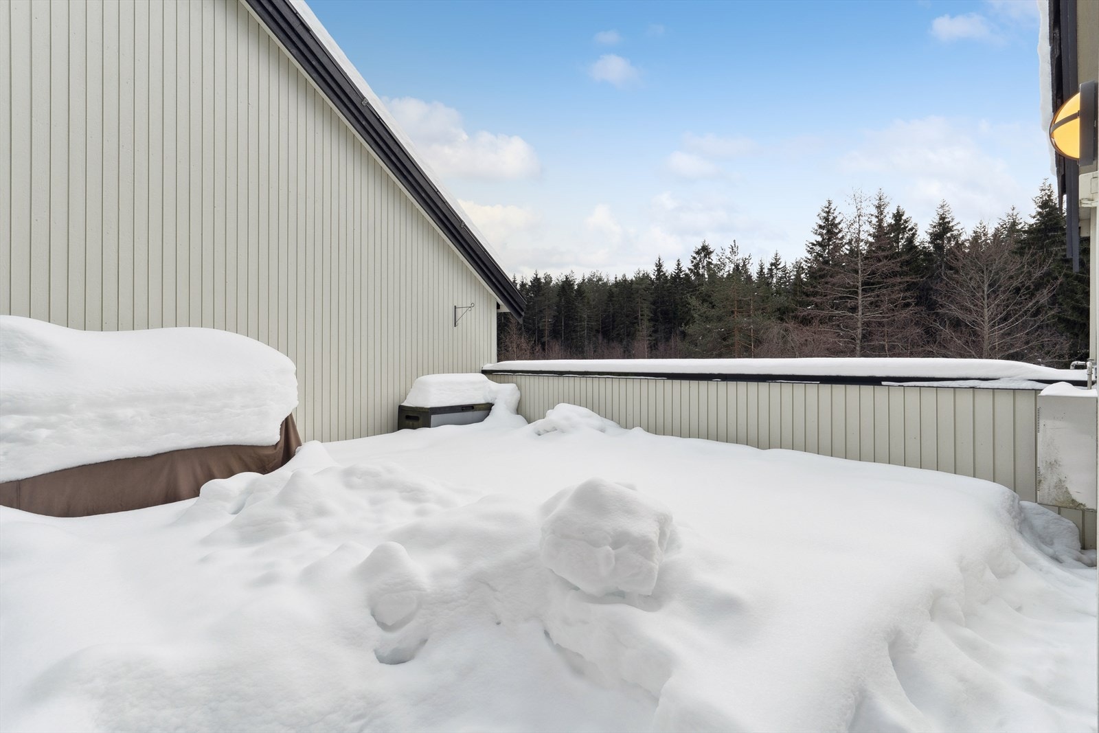 Den sør-vestvendte terrassen på 26 m² har god plass til både sittegruppe og spisebord. Galleribilde