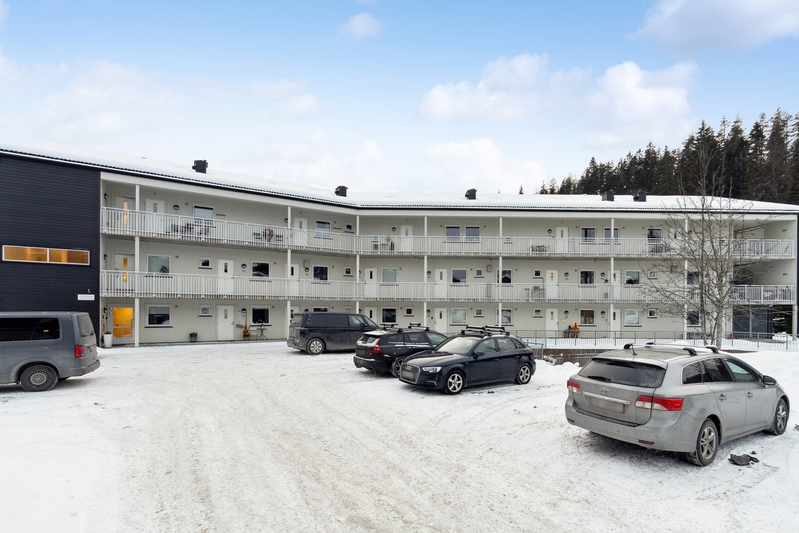 Eiendommen ligger skjermet til innerst i en blindvei, med naturen som nærmeste nabo. Galleribilde