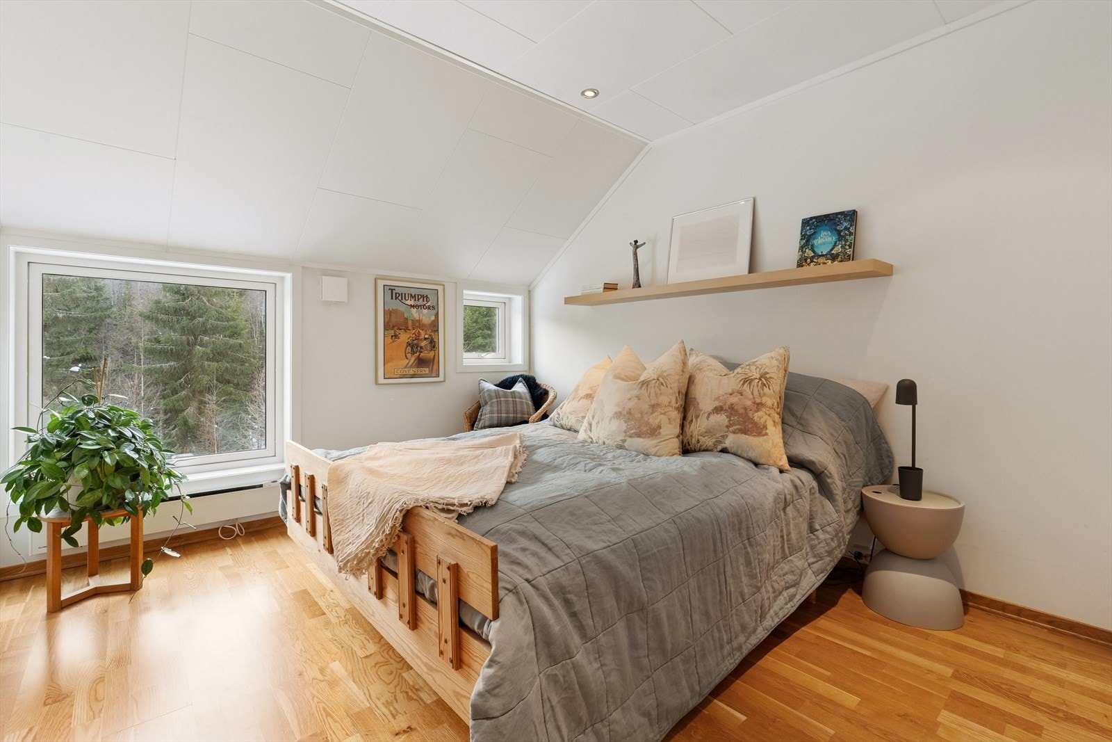 Leiligheten har tre soverom, alle med parkett på gulv og malte vegger. Galleribilde