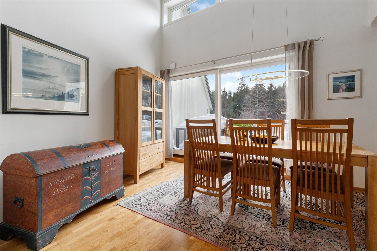 Den gode takhøyden og store vindusflatene gir en lys og luftig atmosfære. Galleribilde