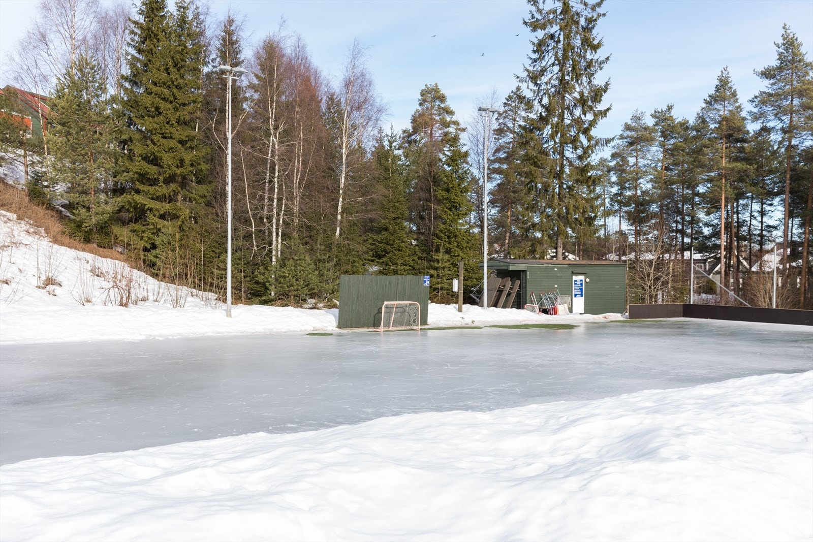 Det er også en annen ballplass i nærområdet. På dette bildet er det laget skøyteis. Galleribilde
