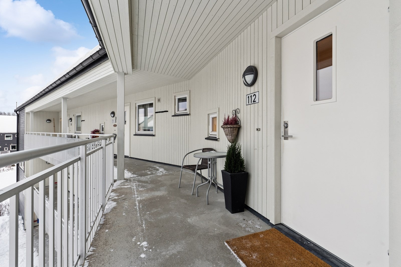 Adkomst til leiligheten via en overbygget svalgang. Bussholdeplass ligger kun ett minutt unna. Galleribilde