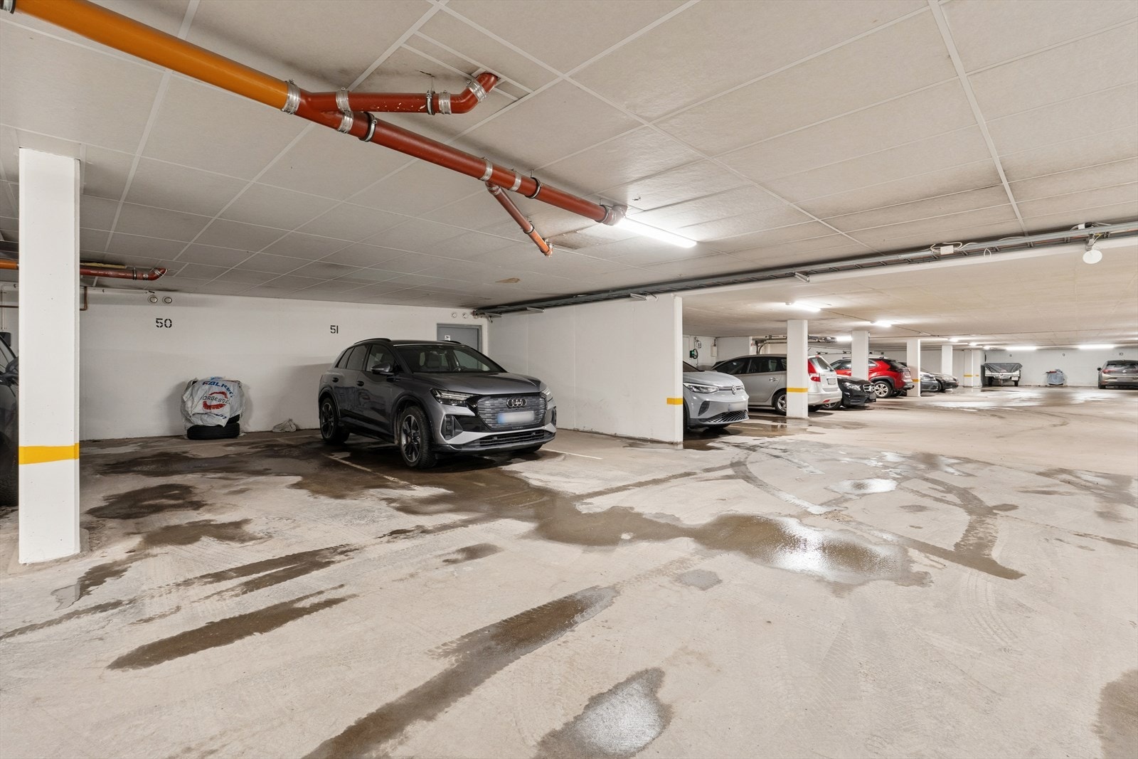 Det medfølger en fast garasjeplass i fellesanlegget, med heisadkomst direkte til etasjen. Galleribilde