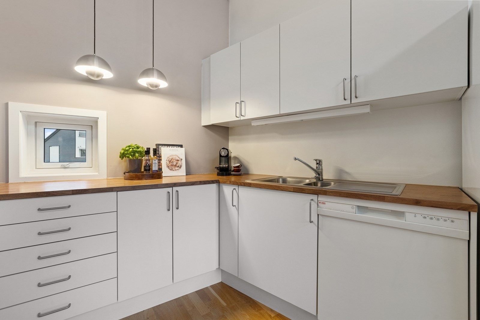 Kjøkkenet er utstyrt med medfølgende kombiskap, oppvaskmaskin og komfyr. Galleribilde