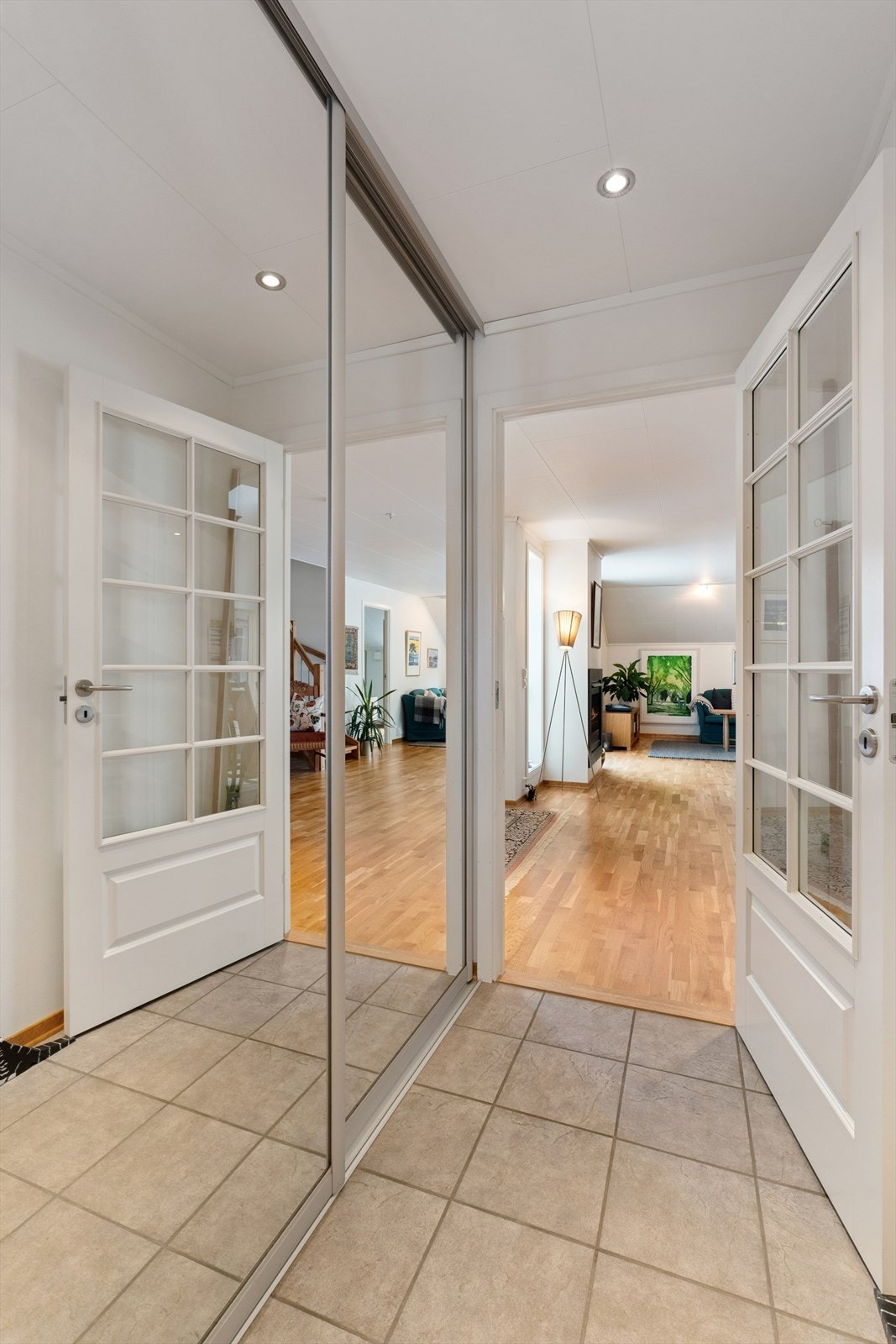 Fra entréen fører en dør med glassfelt inn til leilighetens sosiale sone. Galleribilde
