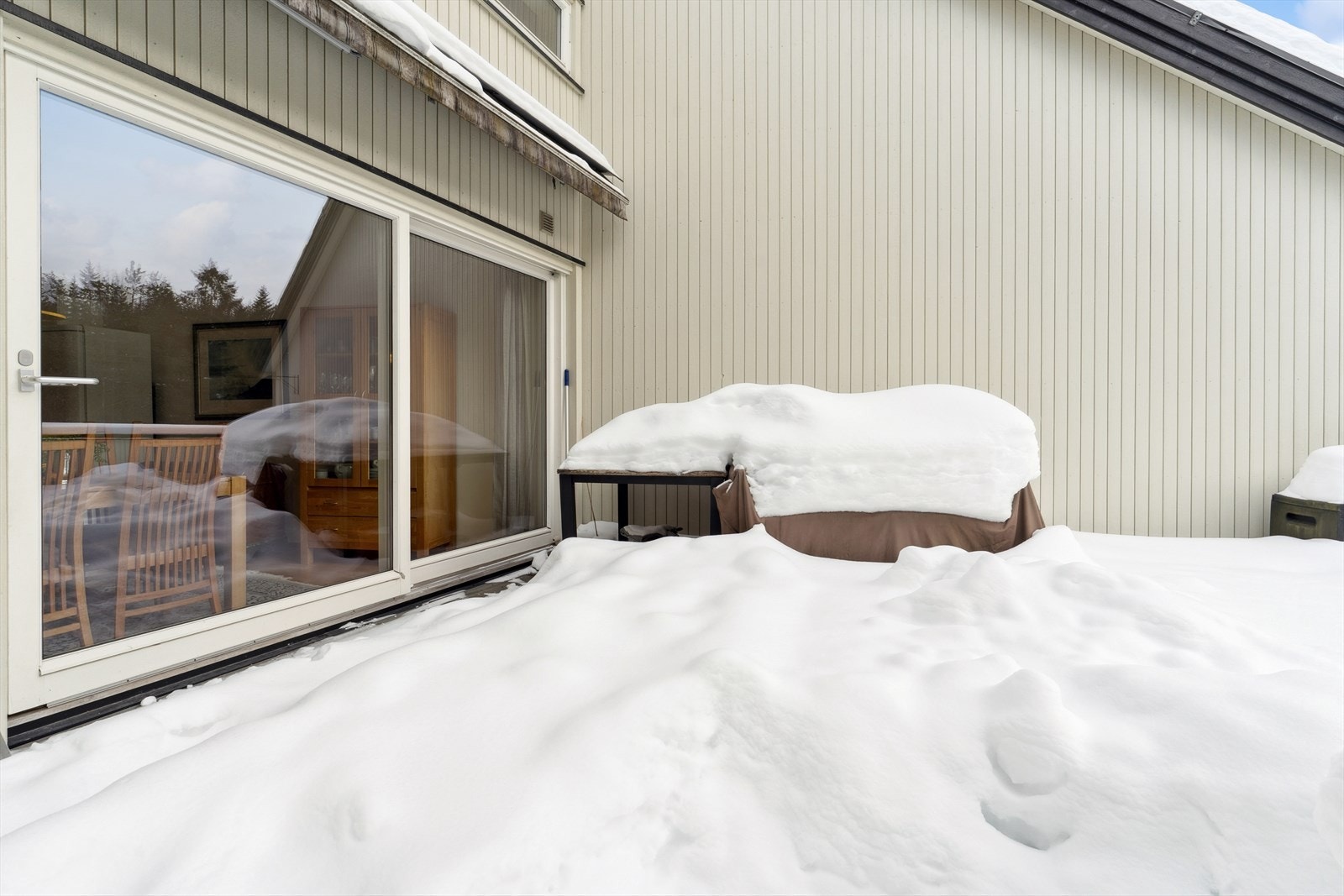 Skyvedører fra stuen åpner opp mot den store terrassen. Galleribilde