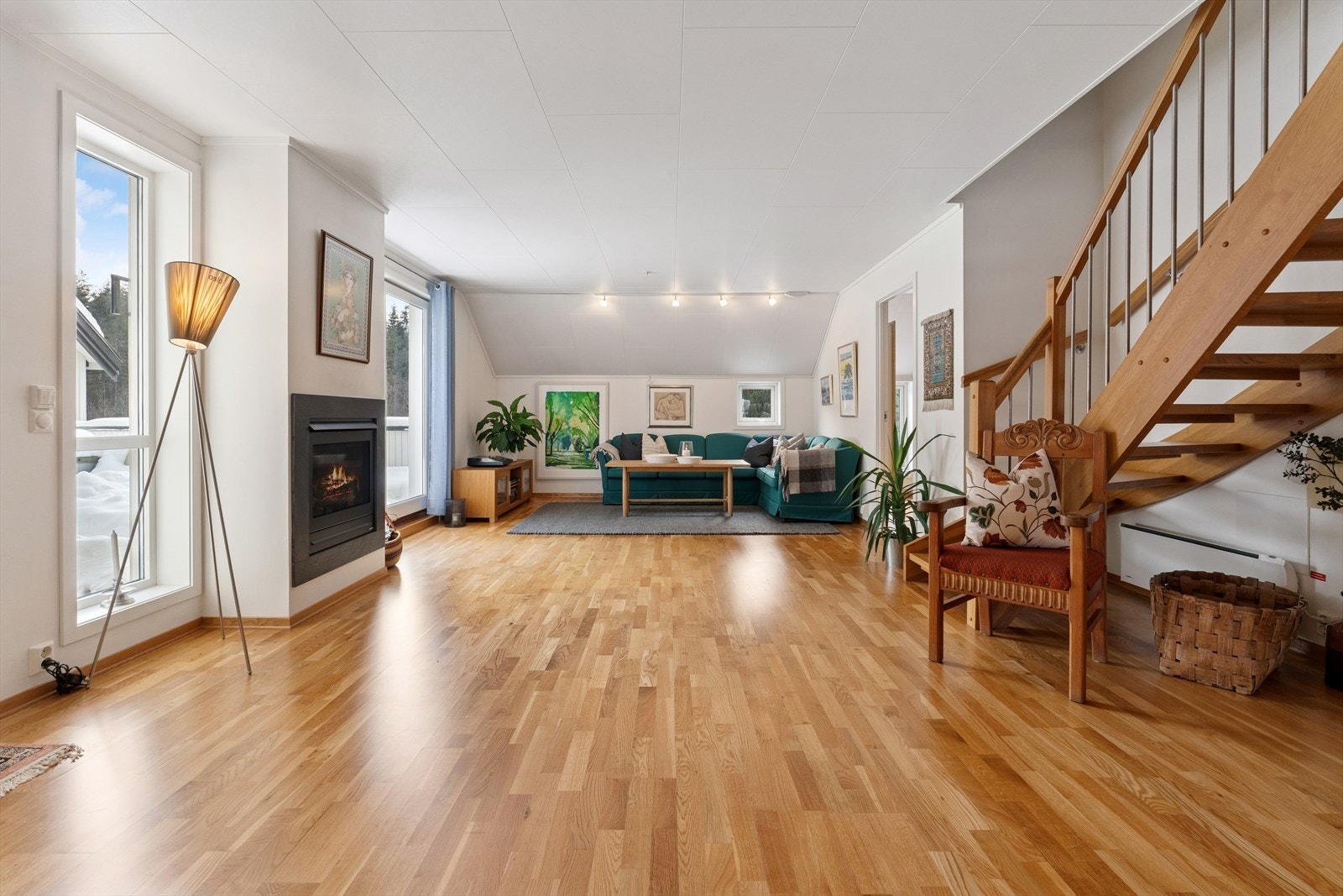 Herlig toppleilighet over to plan med stor terrasse og marka som nabo. Galleribilde