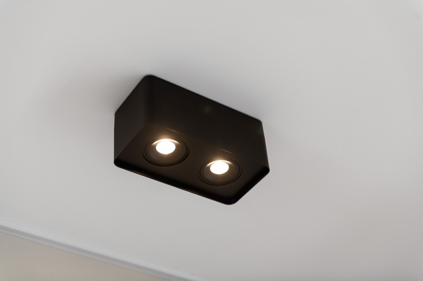 Lysspotter i tak i gang, stue og soverom gir gode lysforhold Galleribilde