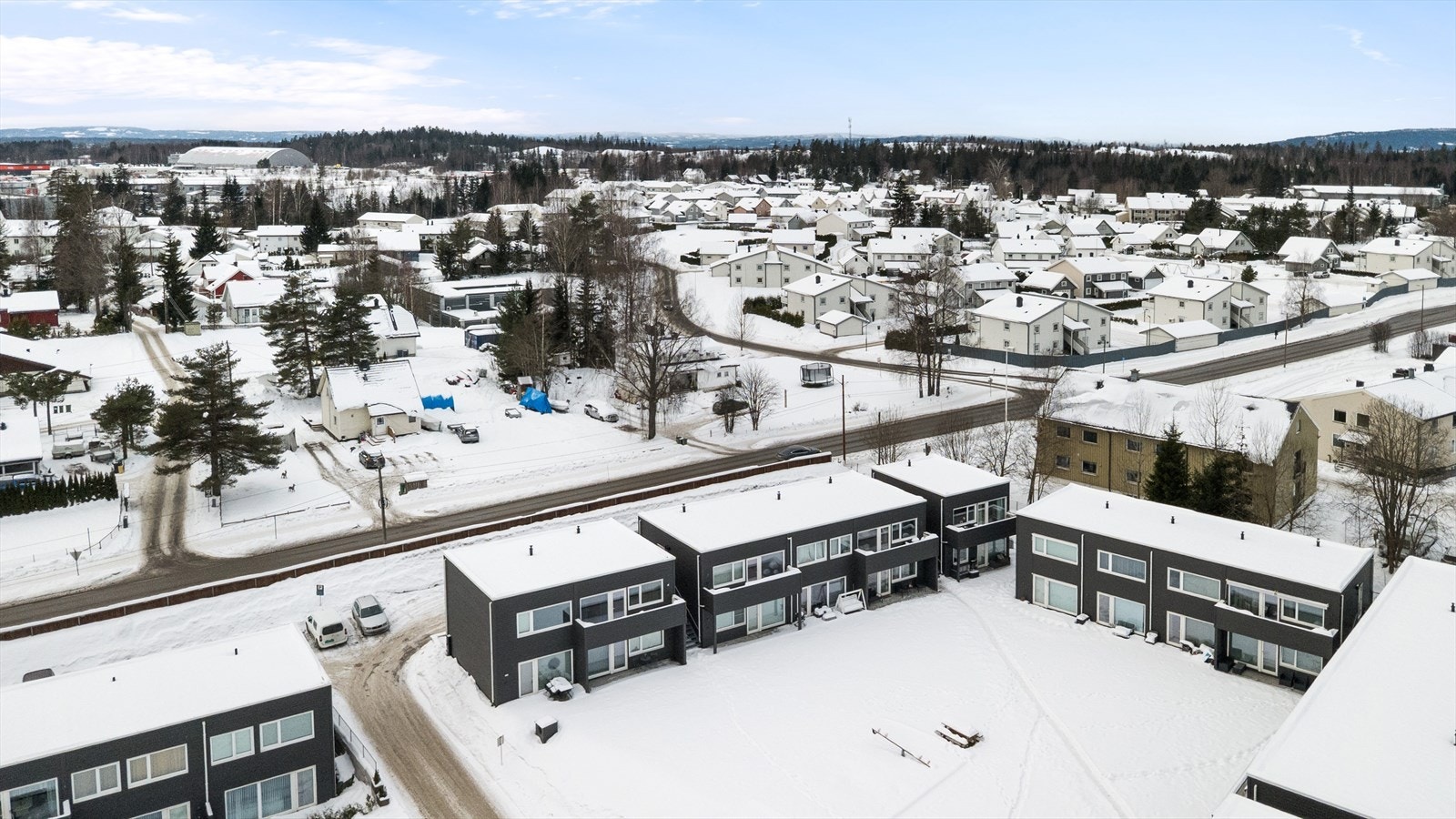 Hyggelig boligområde med butikk, tog, barnehage og barneskole innen kort avstand Galleribilde
