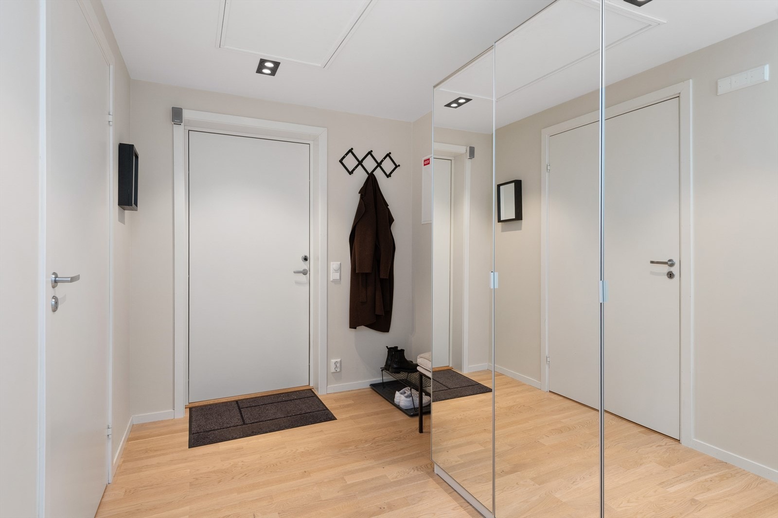 Stor entré/gang med garderobeskap og god plass til sko og jakker Galleribilde