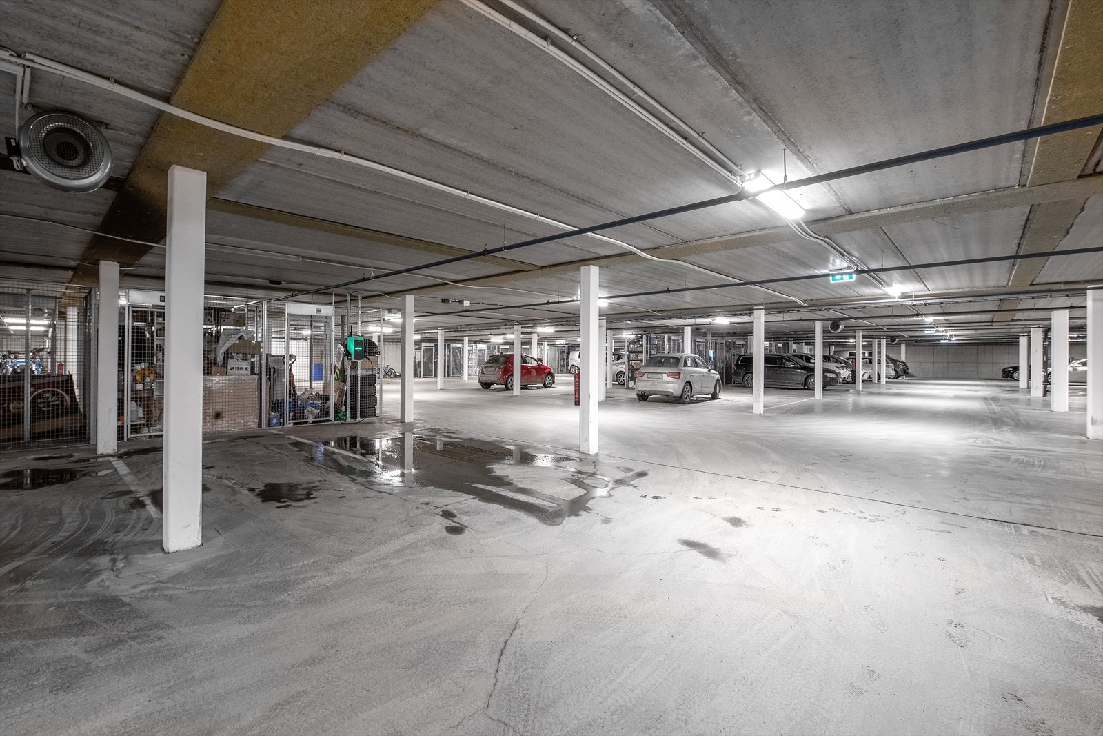 Det disponeres egen garasjeplass med el-billader og tilhørende sportsbod Galleribilde