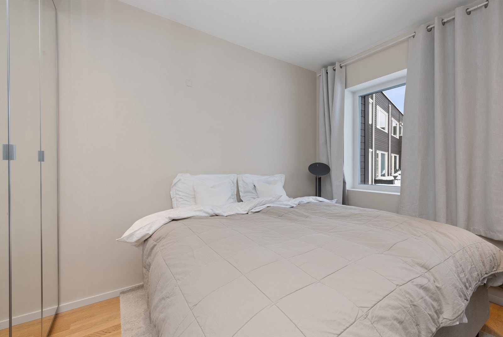 Soverom med god plass til dobbeltseng Galleribilde