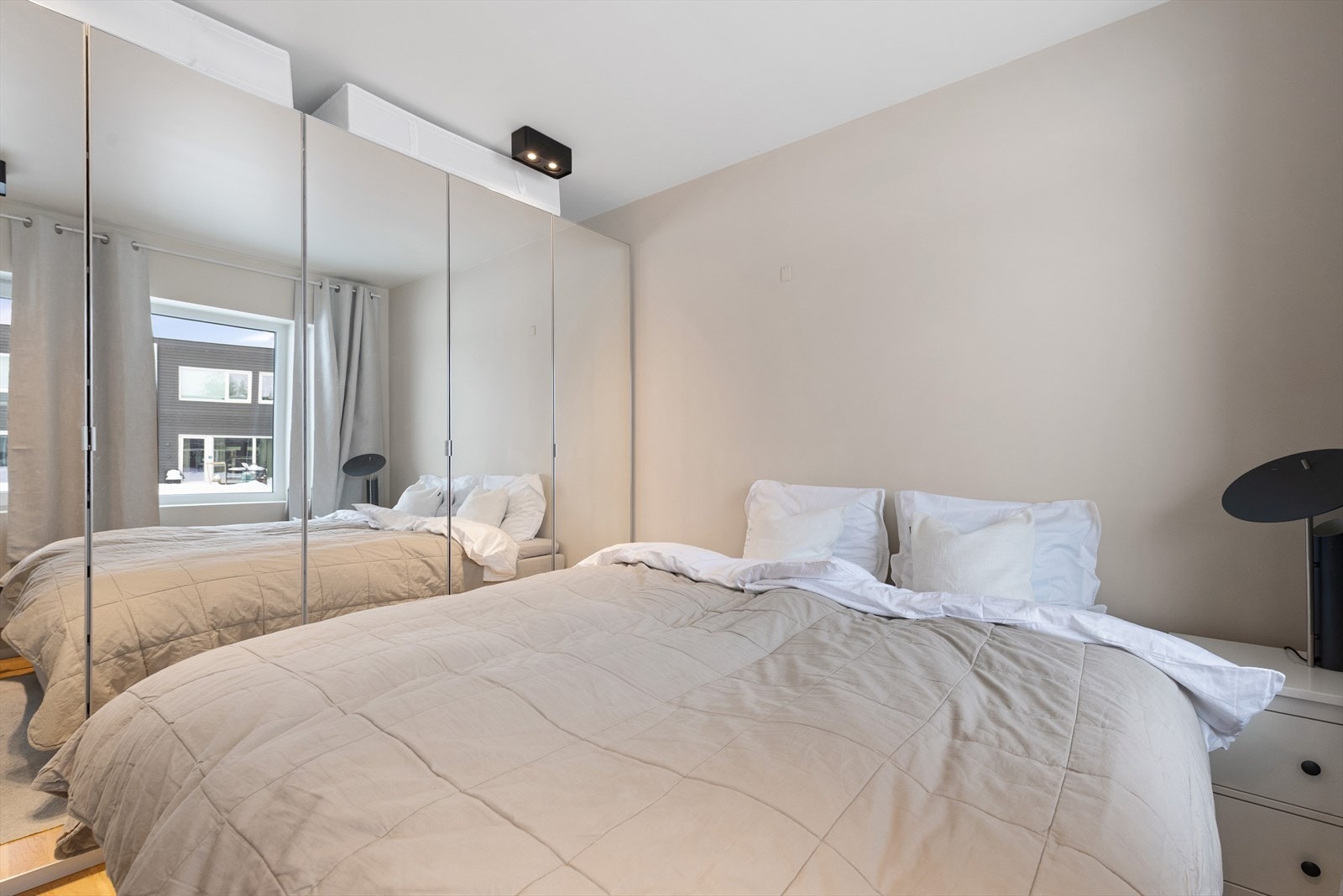 Stort garderobeskap Galleribilde