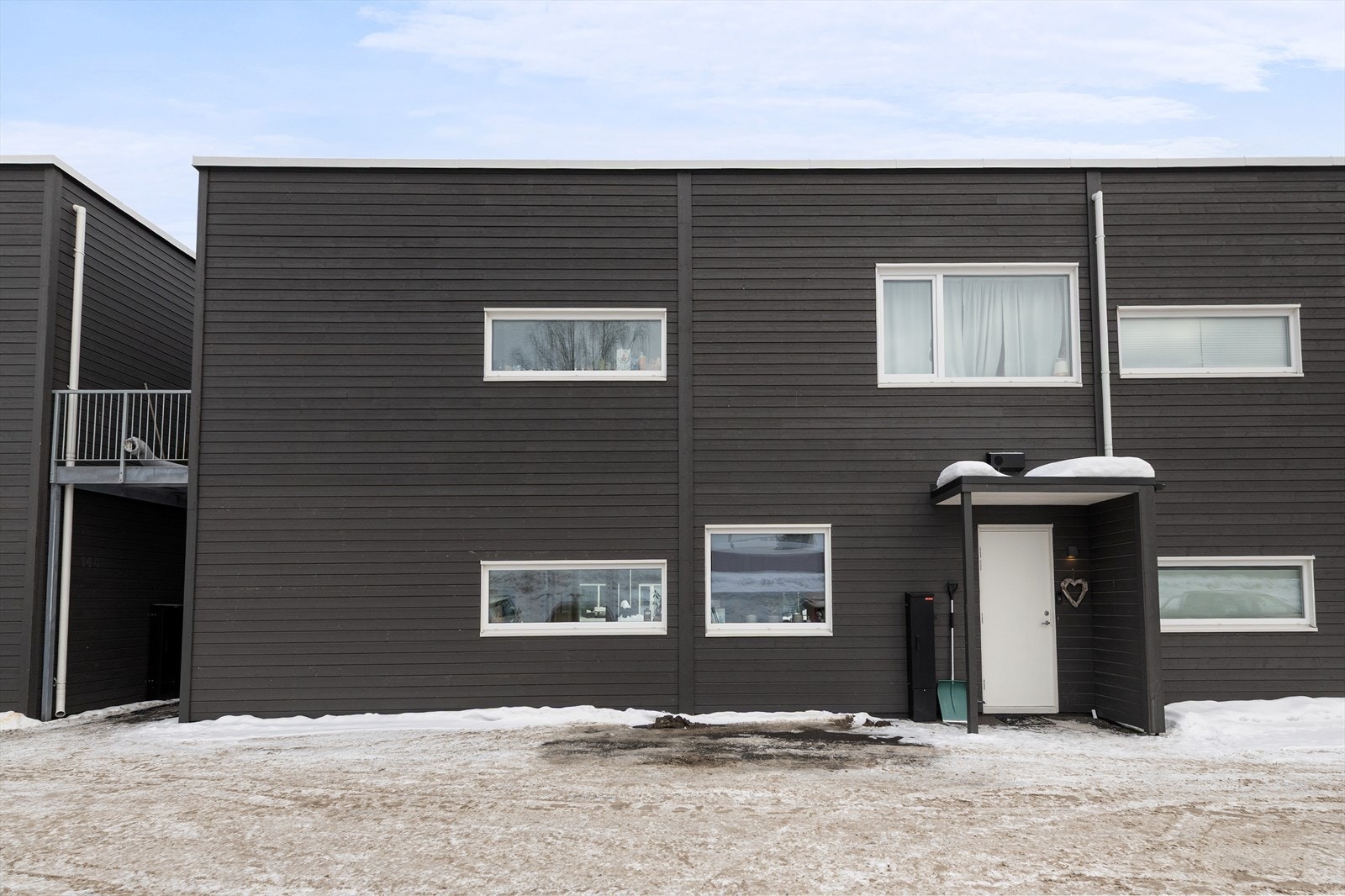 Fasade inngangsside. Egen inngang på siden av bygget Galleribilde