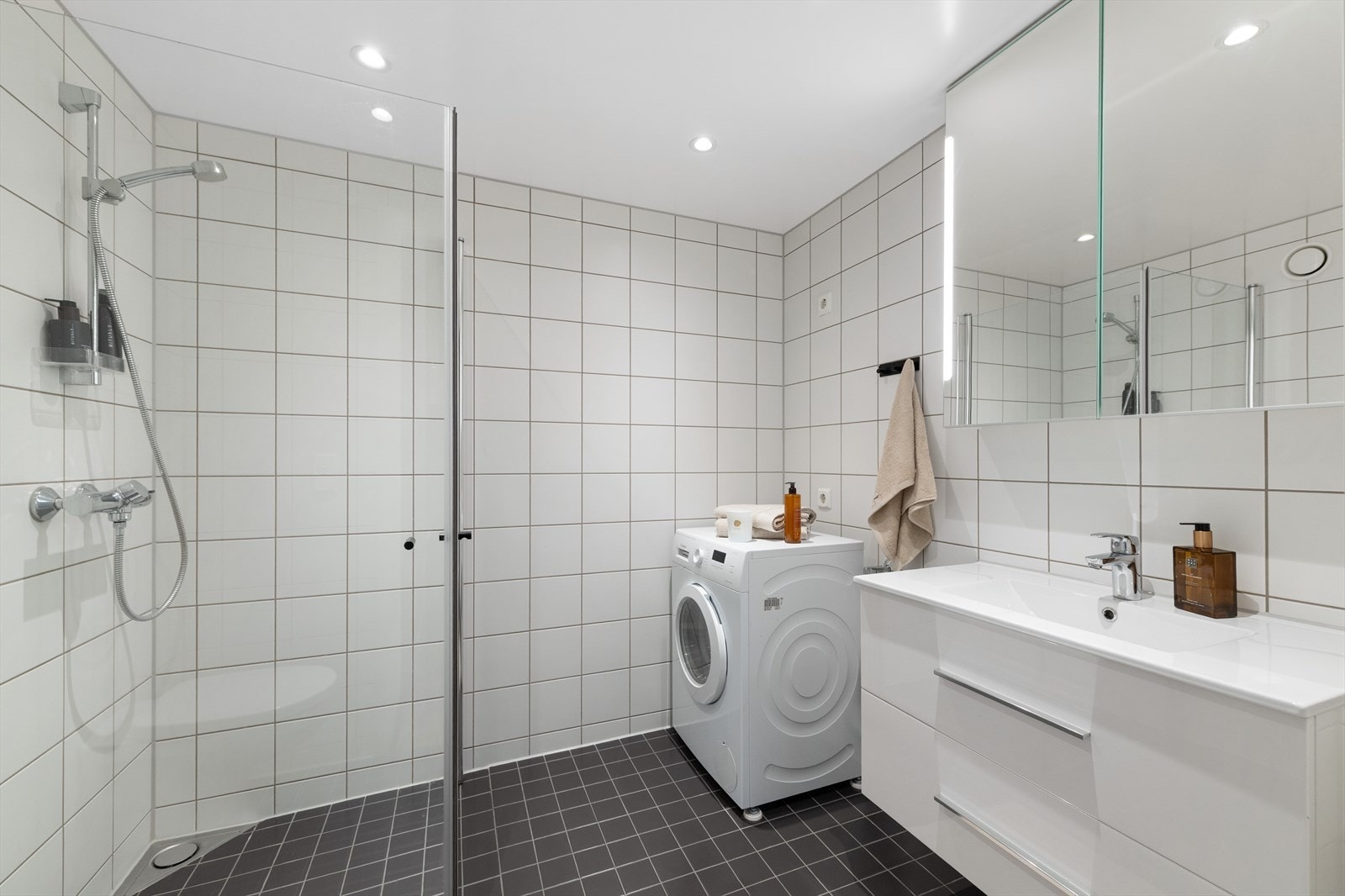 Flislagt og moderne baderom med varme i gulv Galleribilde