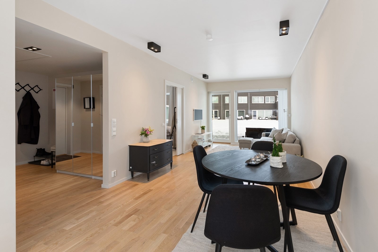 Velkommen til Hjeramoen 14A - en stor, lys og moderne 2-roms leilighet med en god planløsning. Foto: Margrethe Madsbakken Galleribilde