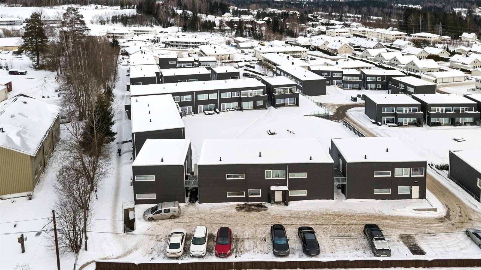 Gode gjesteparkeringsmuligheter i forkant av leiligheten Galleribilde