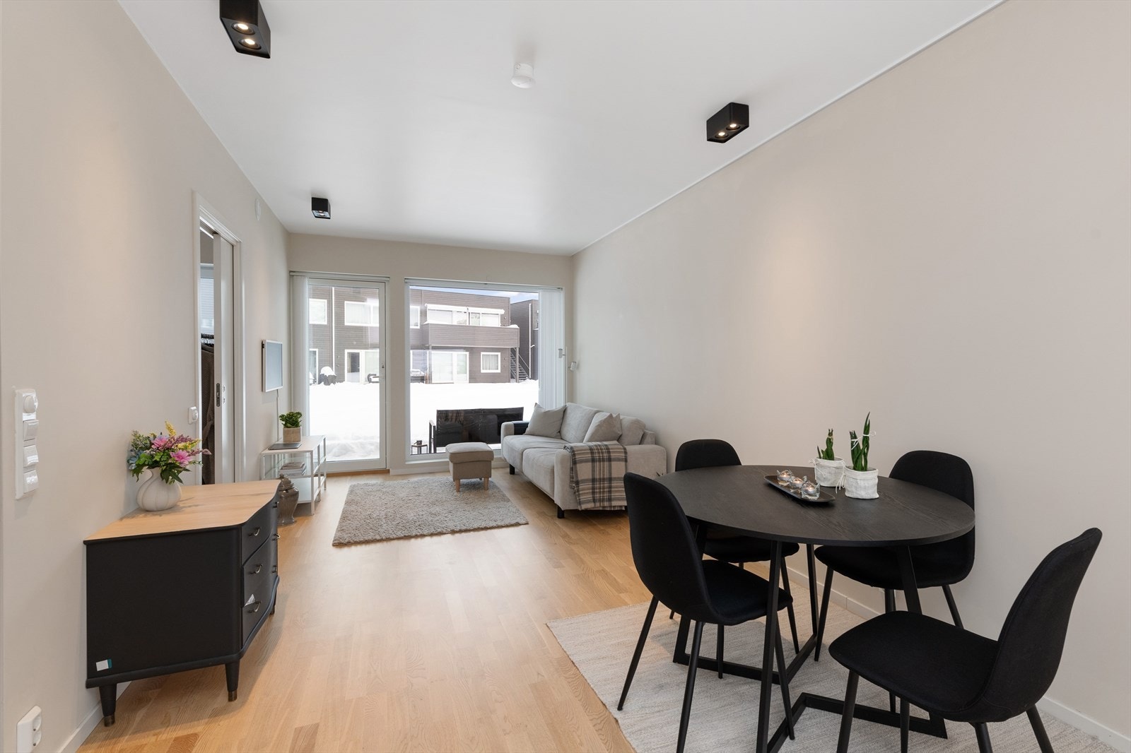 Lys og luftig stue som enkelt kan innredes med både spisebord og sofa Galleribilde