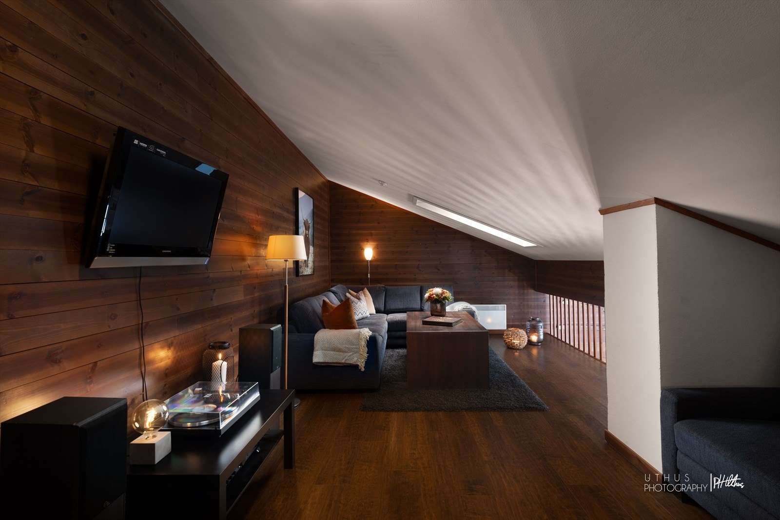 Loftstuen har god plass til en hyggelig sittegruppe. Galleribilde