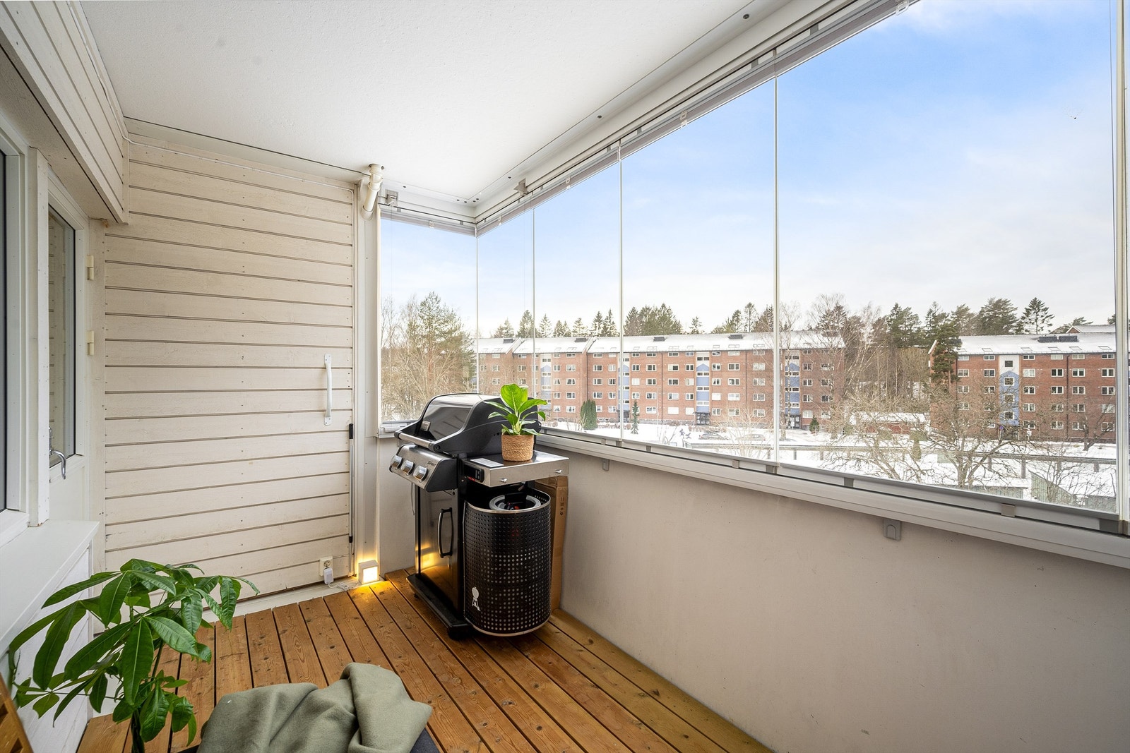 Balkongen har god plass til grill og utemøbler. Galleribilde