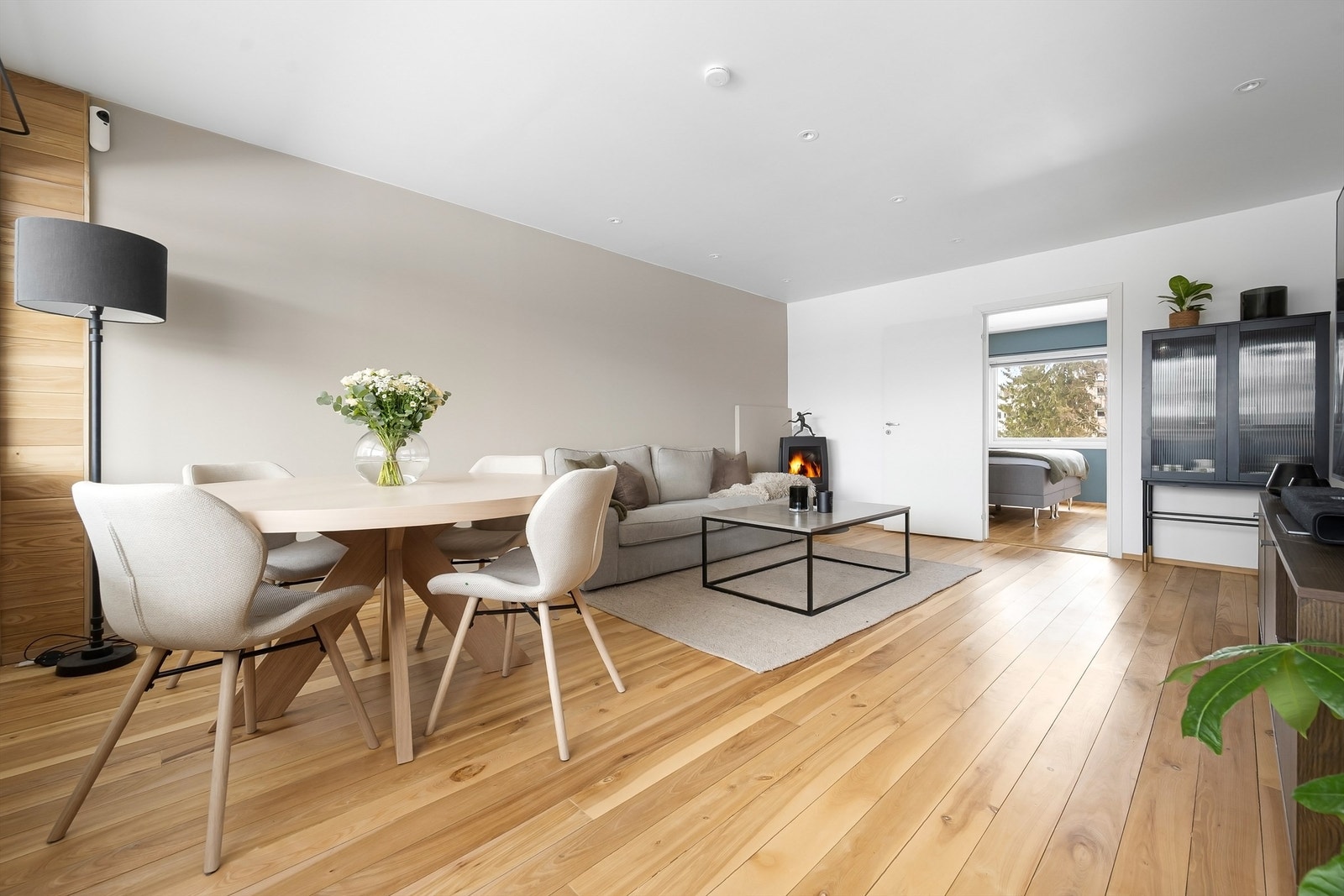 Stuen er et innbydende rom med plass til både sofagruppe og spisebord. Galleribilde