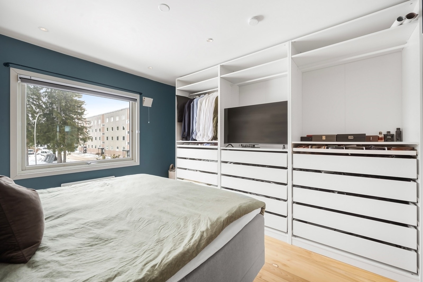 Soverommet har en romslig garderobeløsning med god plass til oppbevaring. Galleribilde