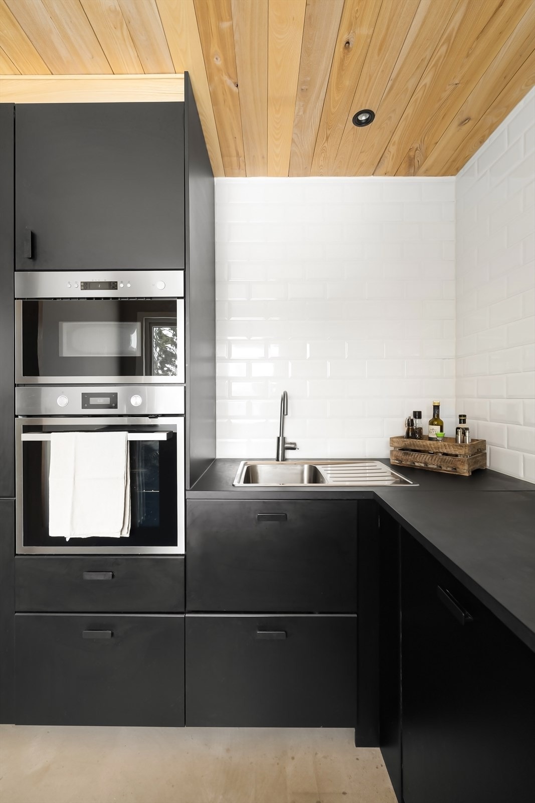 Her er det integrert stekeovn, mikrobølgeovn og kjøl-/fryseskap. Galleribilde