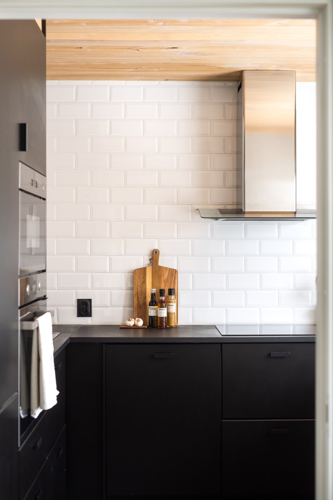 Kokeplassen er utstyrt med platetopp og kullfilterventilator. Galleribilde