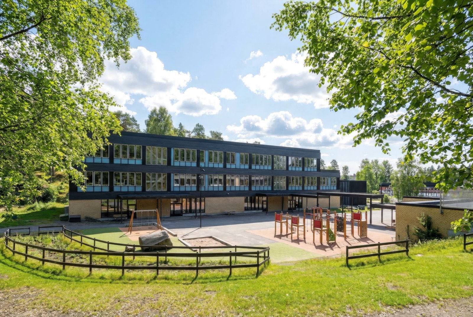 Kort vei til Nøklevann skole (1.-7.trinn). I nærheten har du tre barnehager å velge mellom som ligger idyllisk til ved marka og Haraløkka idrettsanlegg. Galleribilde