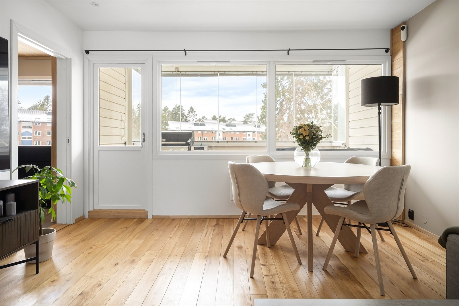 Spiseplassen er praktisk plassert med direkte utgang til den innglassede balkongen. Galleribilde