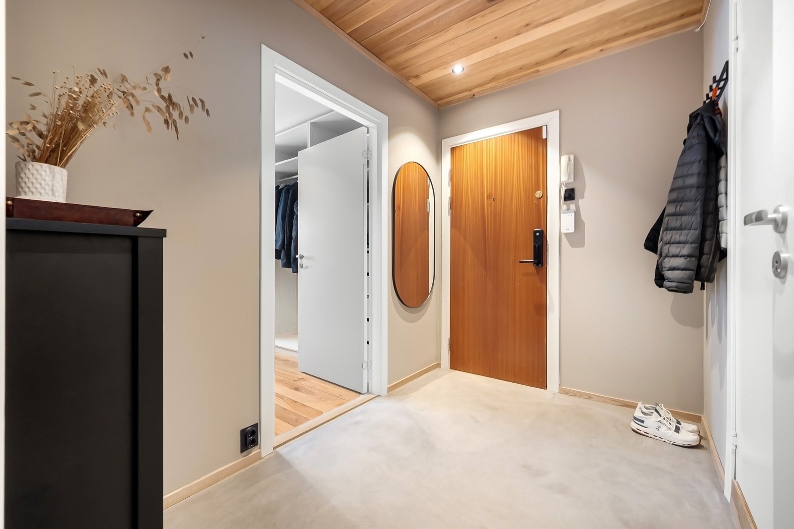 Entréen gir et godt førsteinntrykk og har plass til oppbevaring av yttertøy. Galleribilde